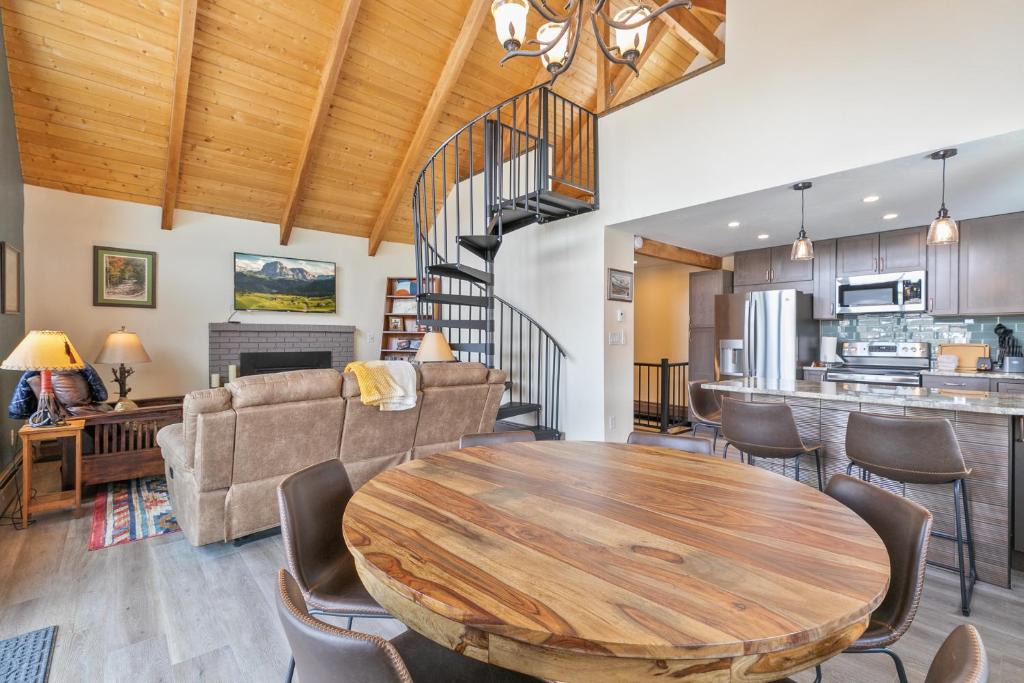 Blue River House | The Fishermen’s Place: Mountain Views + Dog Friendly