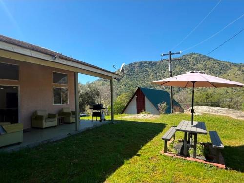 Three Rivers House | The Gathering Spot-6 miles from Sequoia Nlt'l Park