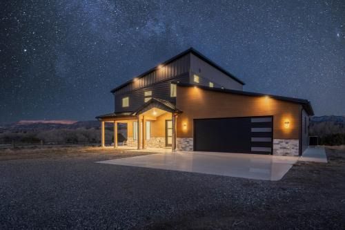Hatch House | The Grove-River Cabin -Hot Tub- Family Home Near Bryce & Zion
