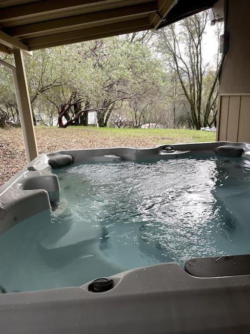 Oakhurst House | The Happy Cabin w/hot tub