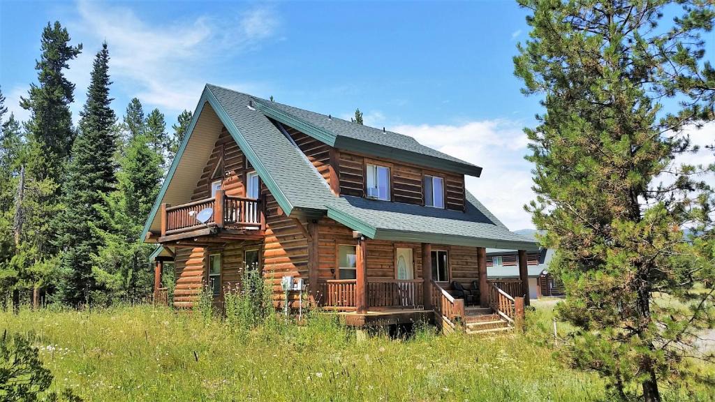 Island Park Hostel | The Hideaway Hostel