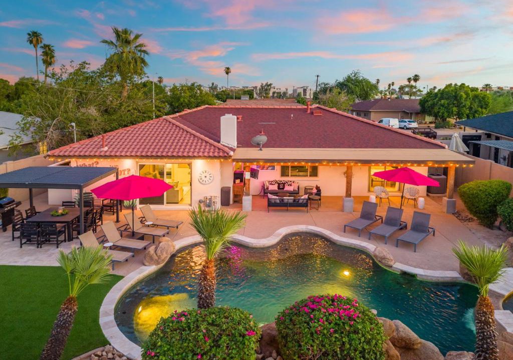 Village Grove House | The Iconic Granada Grotto Social Retreat