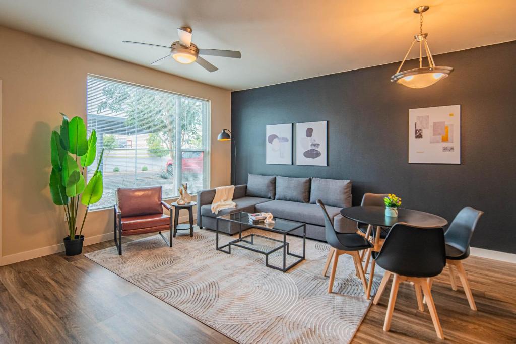 Tempe Apartment | The Luxe Lookout Balcony Pool Sleeps 4