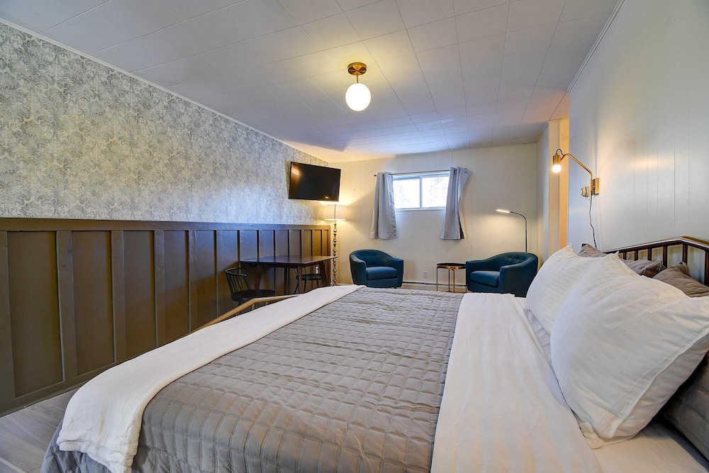Leadville Apartment | The Old Tale Inn - King room w/ Hot Tub
