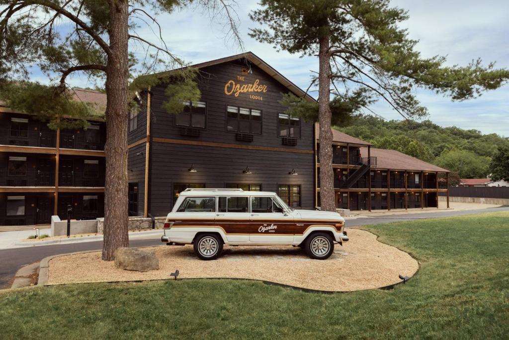 Branson Hotel | The Ozarker Lodge