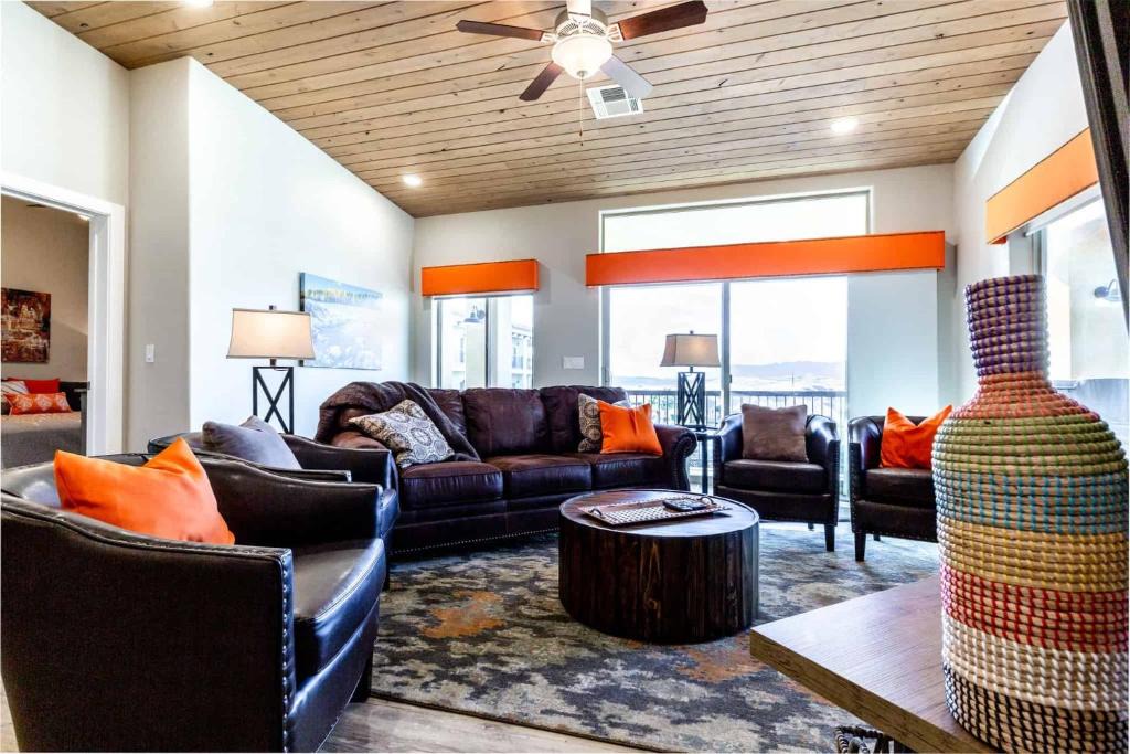 St. George Apartment | The Penthouse S402 condo
