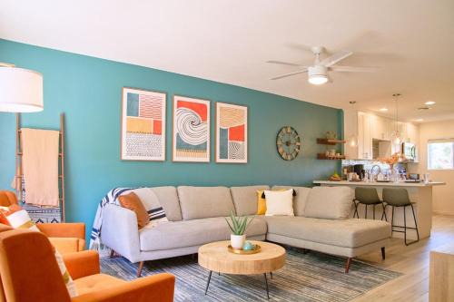 Fashion Square Apartment | The Scott Getaway - Walkable to Old Town, remodeled space, outdoor pool!