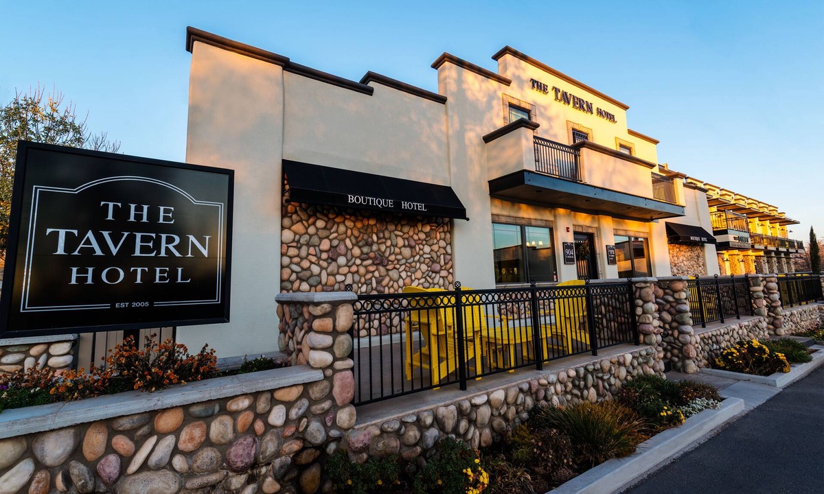 Cottonwood Hotel | The Tavern Hotel