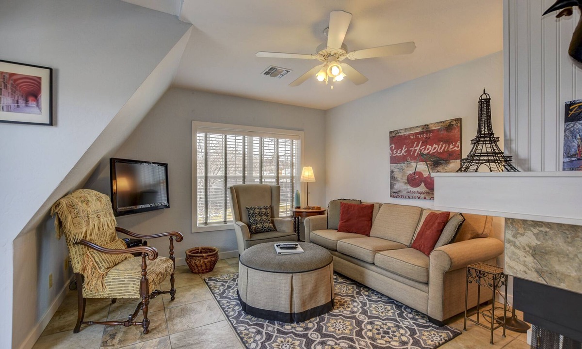Nob Hill House | The Terrace 2 BR near the courthouse square with a King bed in the master BR