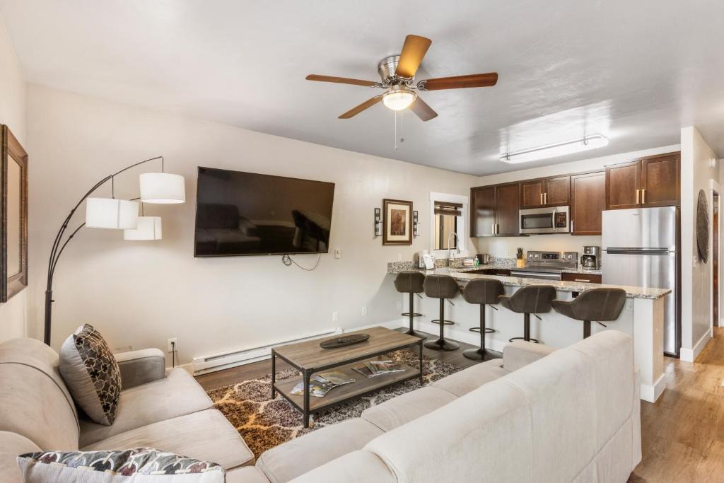 West Yellowstone Apartment | The Yellowstone Hideaway Unit A Cozy 1-Bedroom Yellowstone Hideaway, 1 Minute from Yellowstone Park!