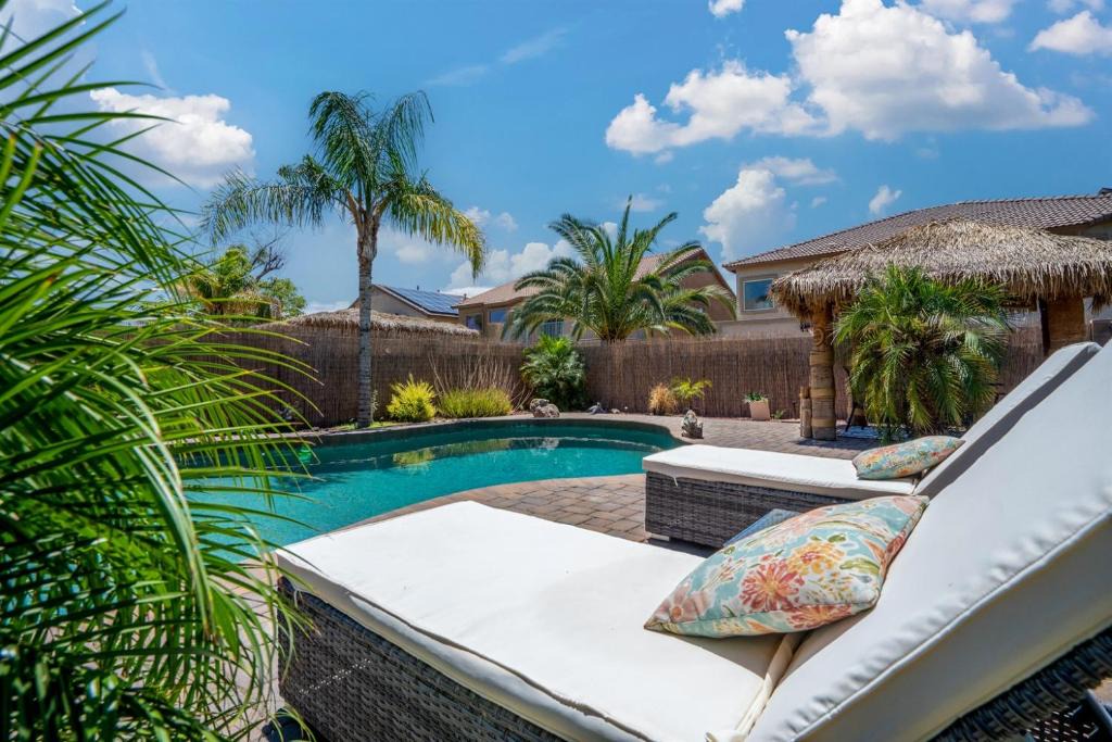 Cottonflower House | Tiki Bar & Heated Pool Relax & Unwind