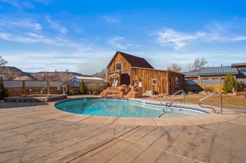 Kanab House | Timber & Tin B 1Bed 1Bath w Pool & Rooftop Deck