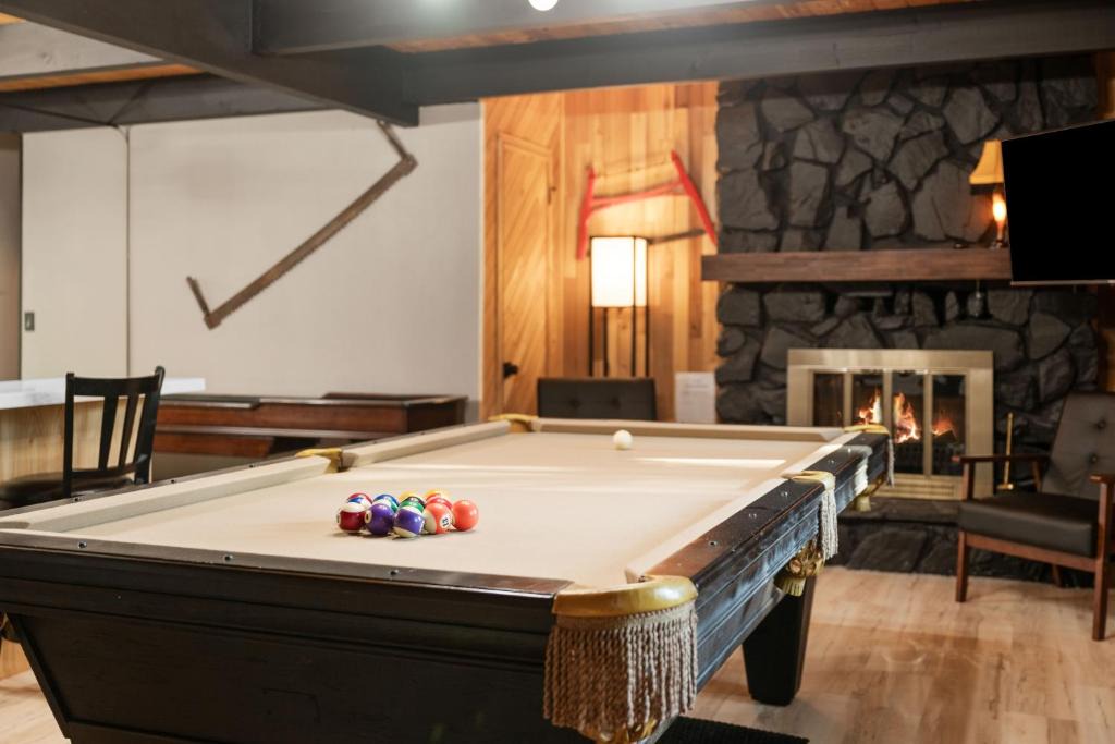 Summit Estates House | Timber Wolf Tavern - Walk to Slopes, Game Room, Pool Table, BBQ