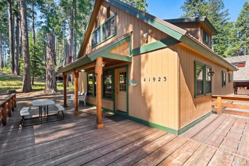Shaver Lake House | Toste Cabin- Spacious 3BR Cabin in East Village!