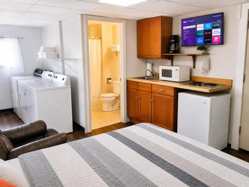 Canistota Hotel | Town N' Country Motel & Shuttle
