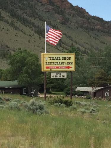 Wapiti Hotel | Trail Shop Inn
