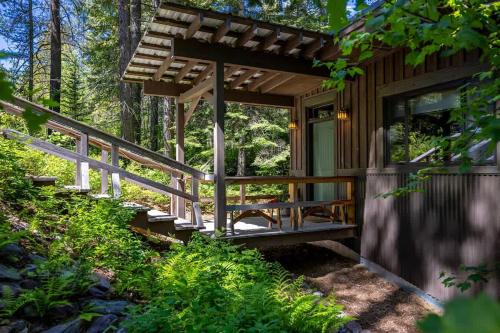 Columbia Falls House | Tranquil Creekside Cabin
