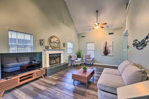 Mid America House | Tranquil Retreat w/Dock on Lake Hamilton!