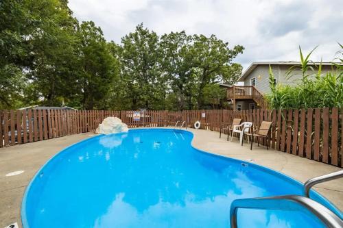 Indian Point House | Tranquil Woods Retreat - Experience Branson from the Shores of Table Rock Lake