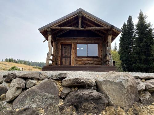 Ennis House | Trapper's Cabin on Firetower Ranch in Ennis, MT