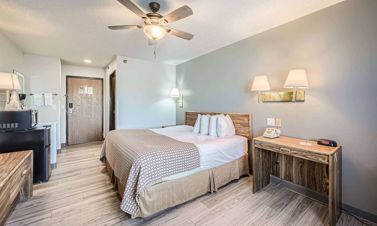 Del Camino Hotel | Travelodge by Wyndham Longmont