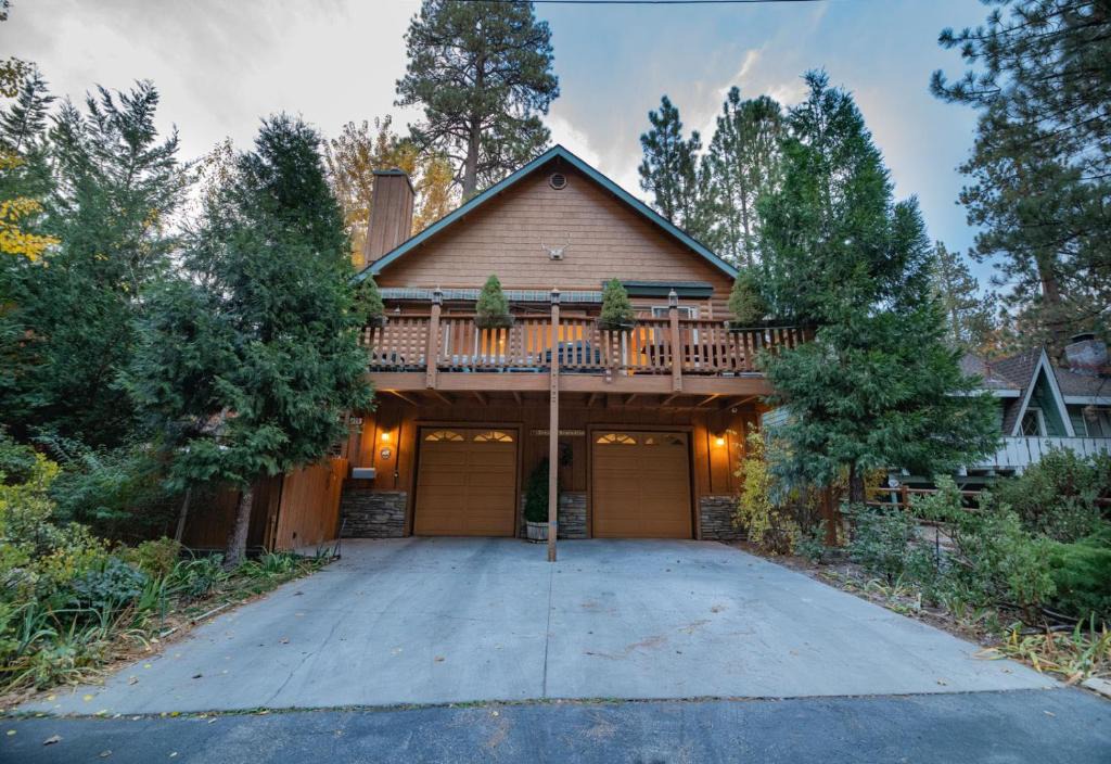 Summit Estates House | Treetop Bearadise - Best mountain living in a nicely furnished and decorated home