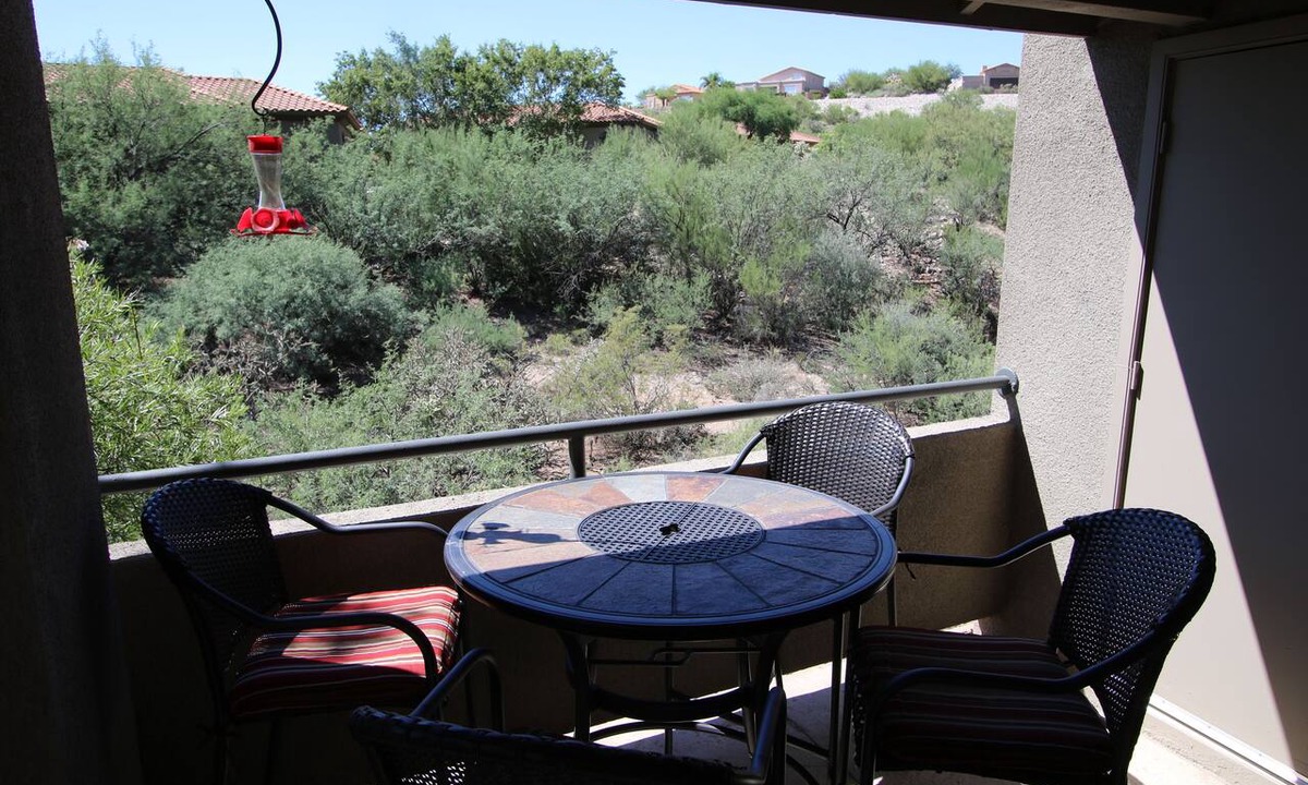 Tucson Condo | Tucson flair in this 2nd floor-serene patio -close to main pool- exercise rm