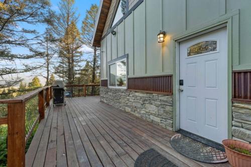 Island Park House | Two Top Stop - 15min to Yellowstone, Hot Tub, Arcades, BBQ
