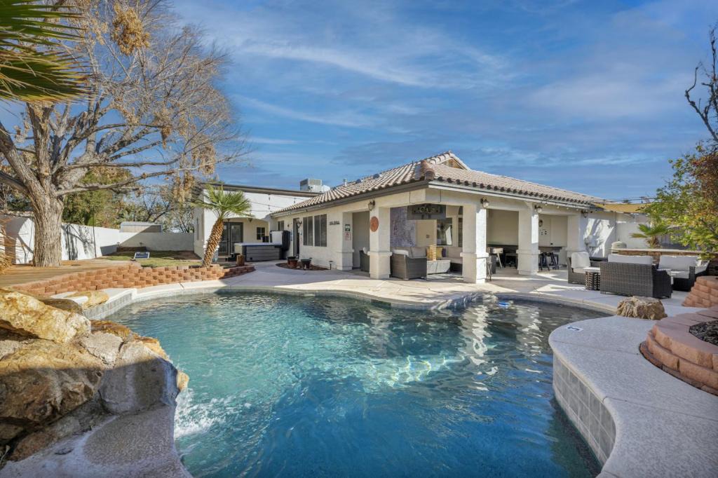 River Mountain House | Ultimate Vacation: A Luxurious Oasis with a Pool!