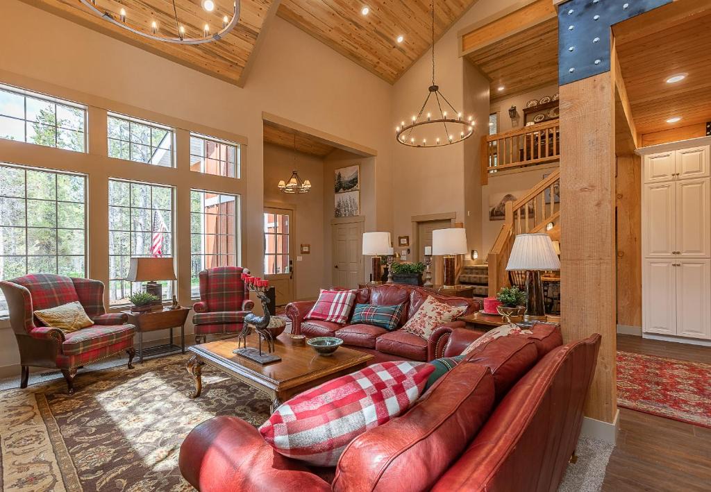 Island Park House | Uncle Chris Cabin by KABINO Air Conditioning Smart TVs Chefs Kitchen Spacious WiFi Grill Bills Island Reservoir Fishing