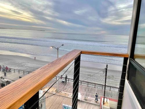 Costa Apartment | Unique Beachfront ocean view lovely 1BD