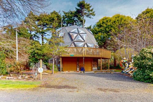 Otter Rock House | Unique Geodesic Dome Home with WiFi Deck & Lovely Views - 2 Dogs OK