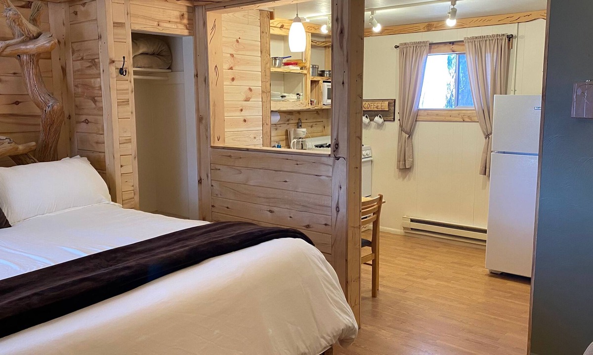 Cedaredge Apartment | Unit 7: King with full Kitchen