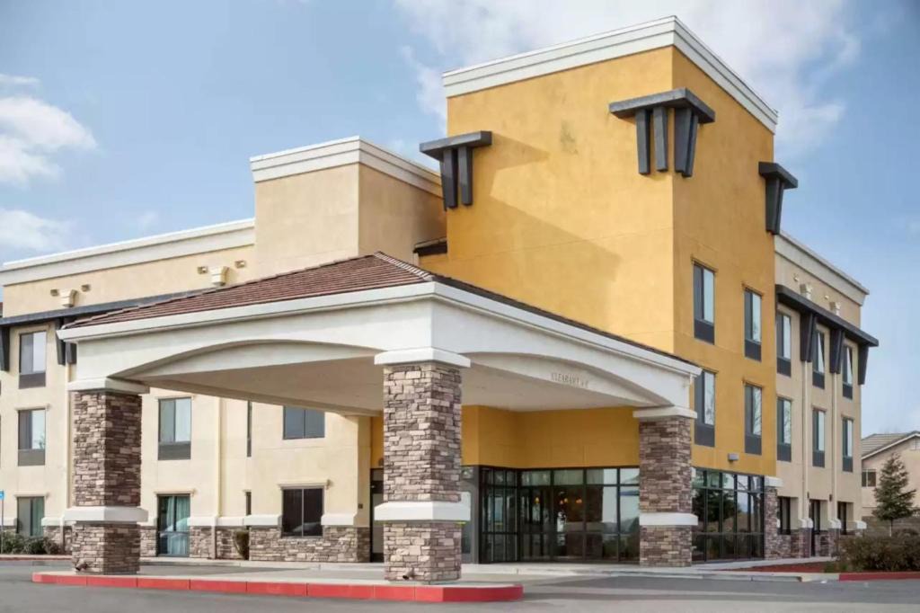 Dixon Hotel | University Hotel Davis Area by IHG