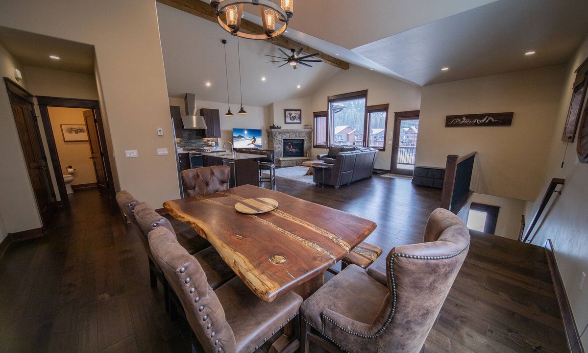 River Run House | Updated Townhome | Private Hot Tub | Pool access