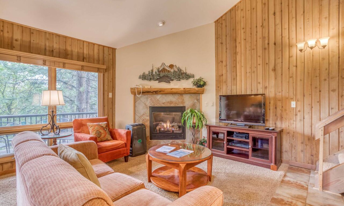 Century West Condo | Upper-Level Condo with Mt. Bachelor Village Hot Tub, Pool Access!