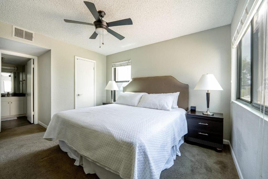 Camelback East Apartment | Upscale 2BR Apartment w Swimming Pool by Stay Gia