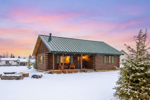 Driggs House | Upscale Designer Log Cabin Cozy Hot Tub Firepit
