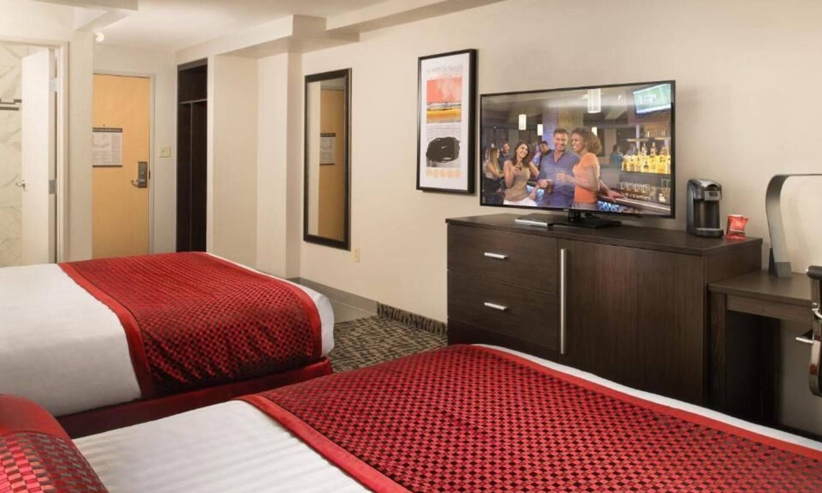 Gateway District House | Vegas Adventure! 2 Spacious Units, Pool, Game Room, Near Lake of Dreams