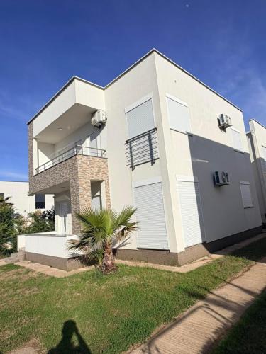 Bregvija Villa | Veloura