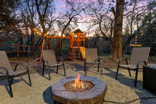Upper Moonridge House | Villa Grove by Rather Be Properties