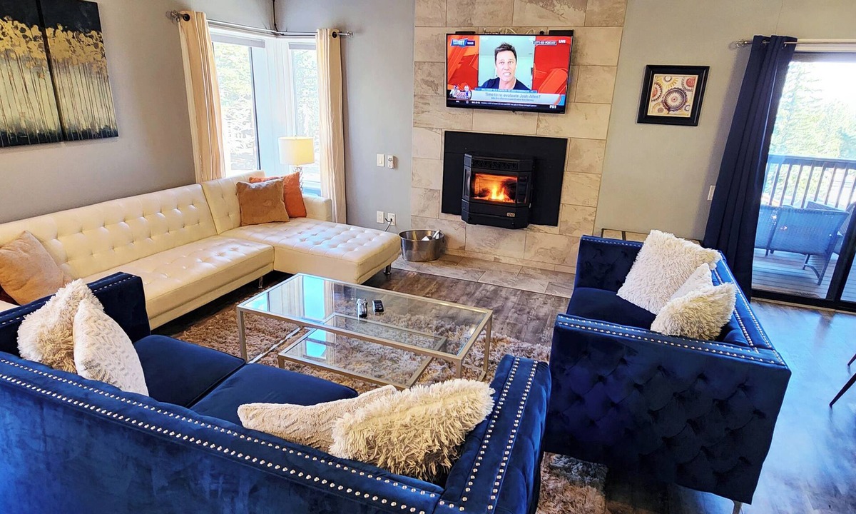 Mammoth Lakes Condo | Village Adjacent - Steps to Gondola /Sleeps 12