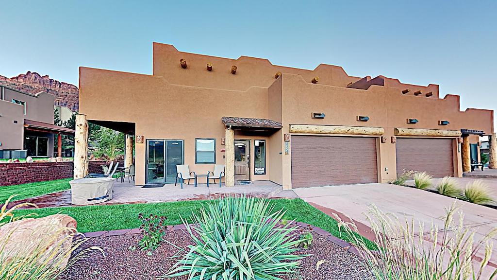 Moab South Valley House | Village Place