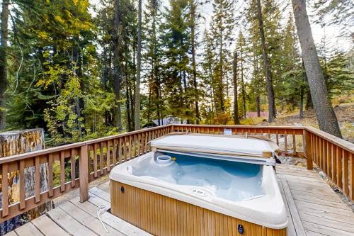 Joseph House | Vintage Cottage with Private Hot Tub Fireplace & Deck - Walk to the Lake Dogs OK