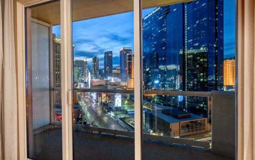 Las Vegas Apartment | Vintage Lair STUDIO Balcony F1 SPHERE VIEW Tower 3