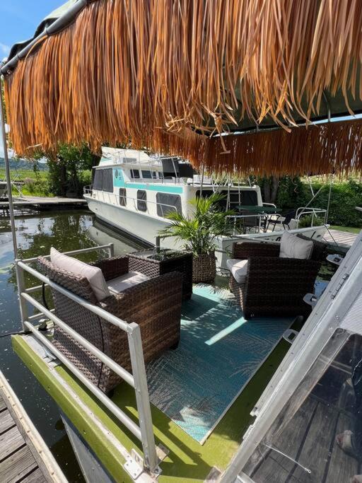 Sabula Boat Rental | Vintage Minnow for 2 Houseboat