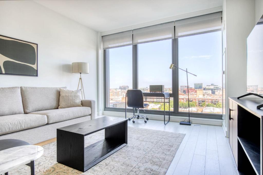 West Loop Apartment | W Loop Studio w Gym Pool Coworking nr UIC CHI-435