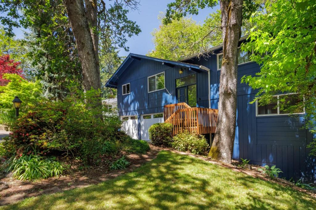 Western House | Wake Robin House - Comfortable & Close to Campus home