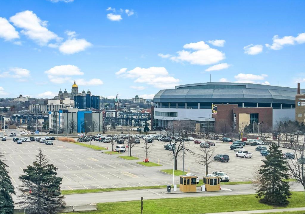 Downtown Des Moines Apartment | Walk to Caseys Center Quiet Downtown Stay