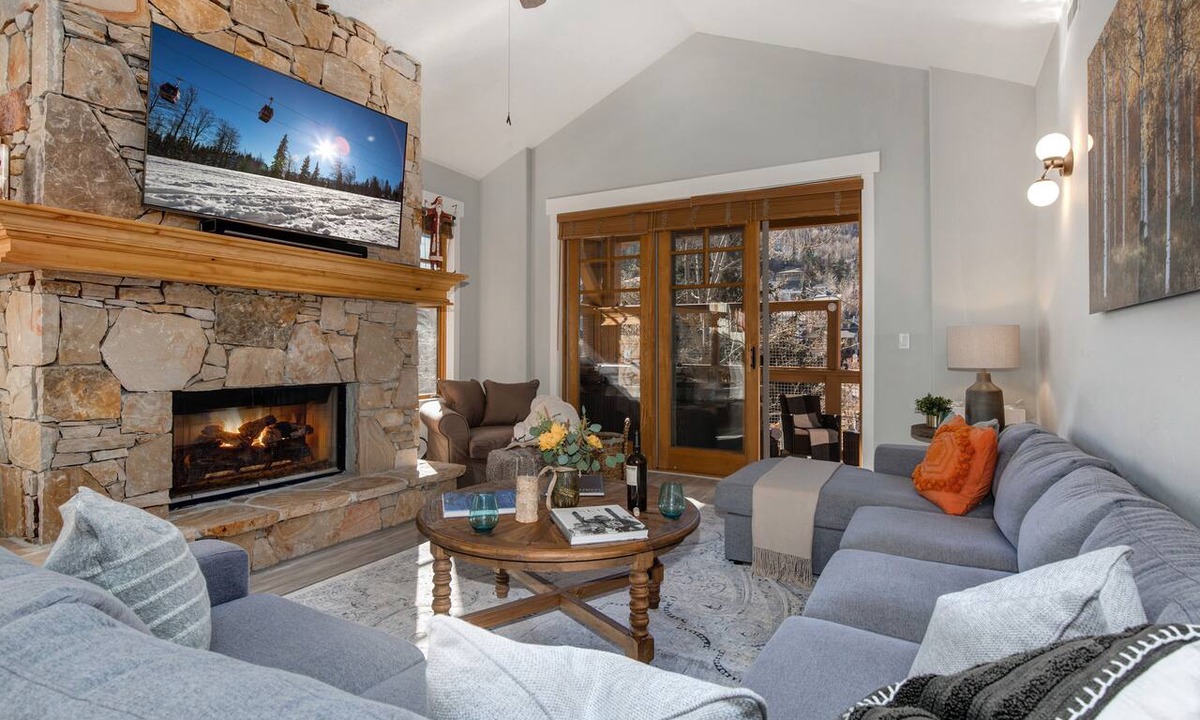 Downtown Park City Condo | Walk to Lift & Town | Private Hot Tub